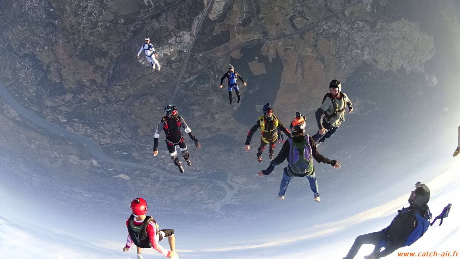 Faire du parachutisme à plusieurs.
