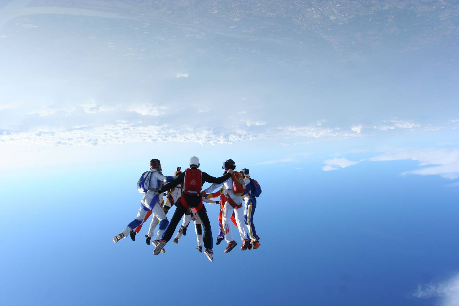 Faire du parachutisme en groupe la tête en bas