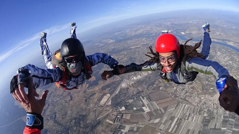 Sauter en parachute en groupe avec le brevet B2