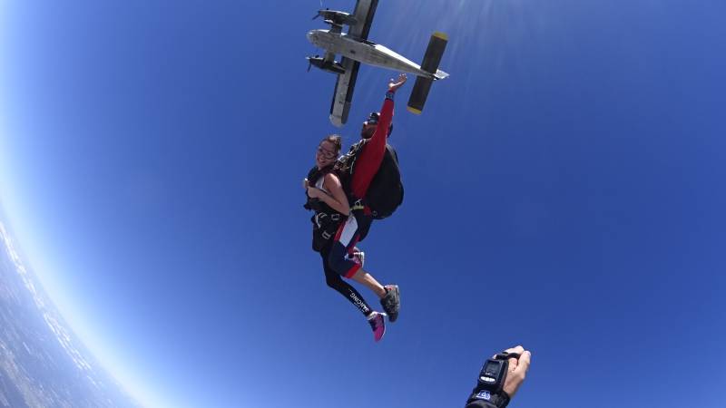 Faire un baptême de parachutisme à Pujaut dans le Gard.