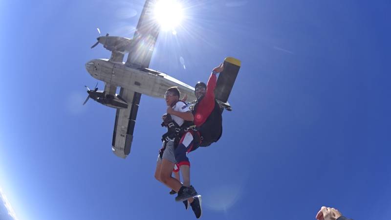 Faire un baptême de parachutisme à Pujaut dans le Gard.