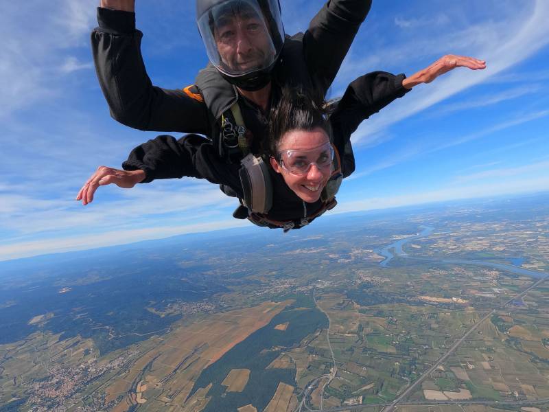 Sandrine nous parle de son expérience en tandem chez Catch'air parachutisme.
