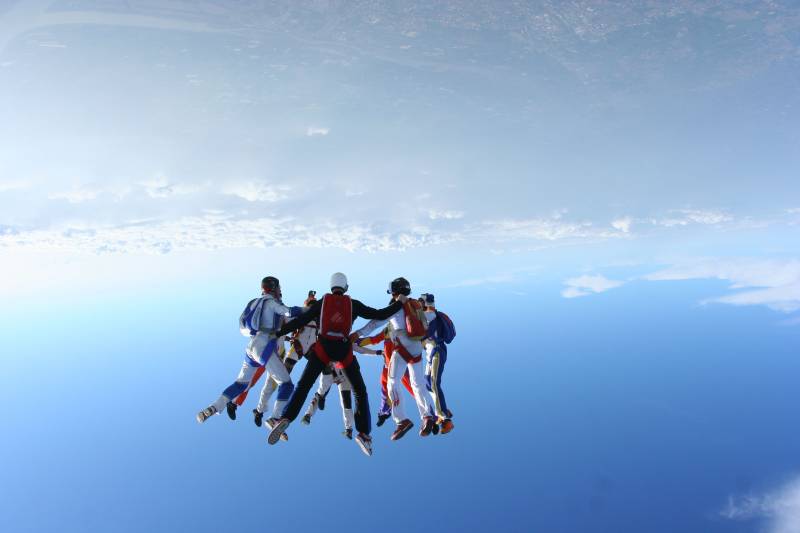 Faire du parachutisme en groupe la tête en bas